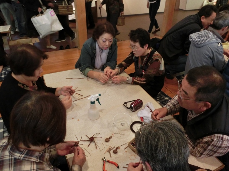 奥会津　編み組細工　工芸品　スタッフ　行く　三島町　交流センター　山びこ　自然素材　伝統的　手作り　受賞　お気に入り　満足　笑顔　体験